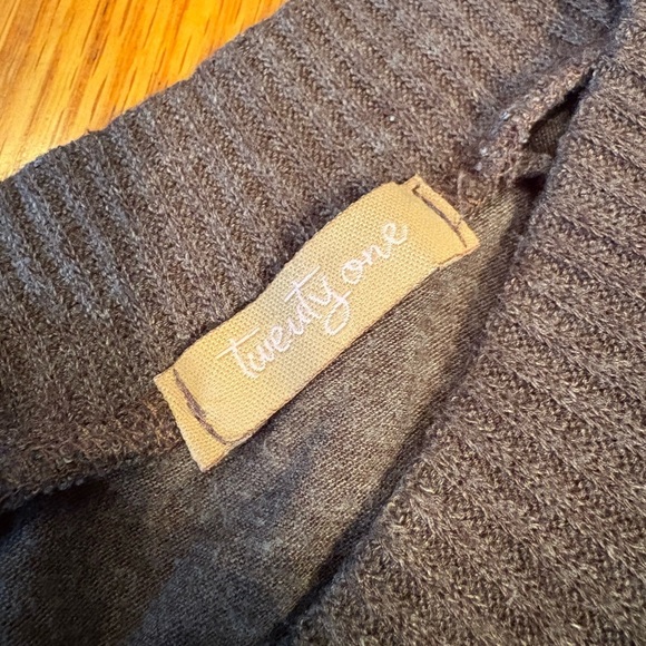 ✨ Twenty One Gray Sequin V-Neck Sweater Top - Picture 1 of 6